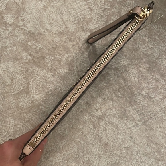 Brand New Michael Kors Brown & Soft Pink Logo Large Zippered Clutch Wristlet - Picture 9 of 15